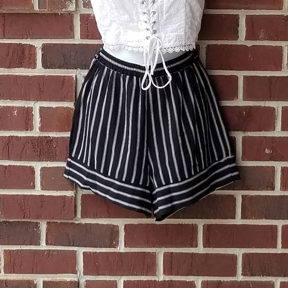 Timing elastic waist striped shorts